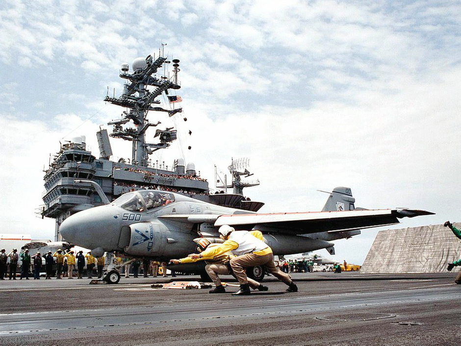 A-6E攻擊機在航母上準備起飛
