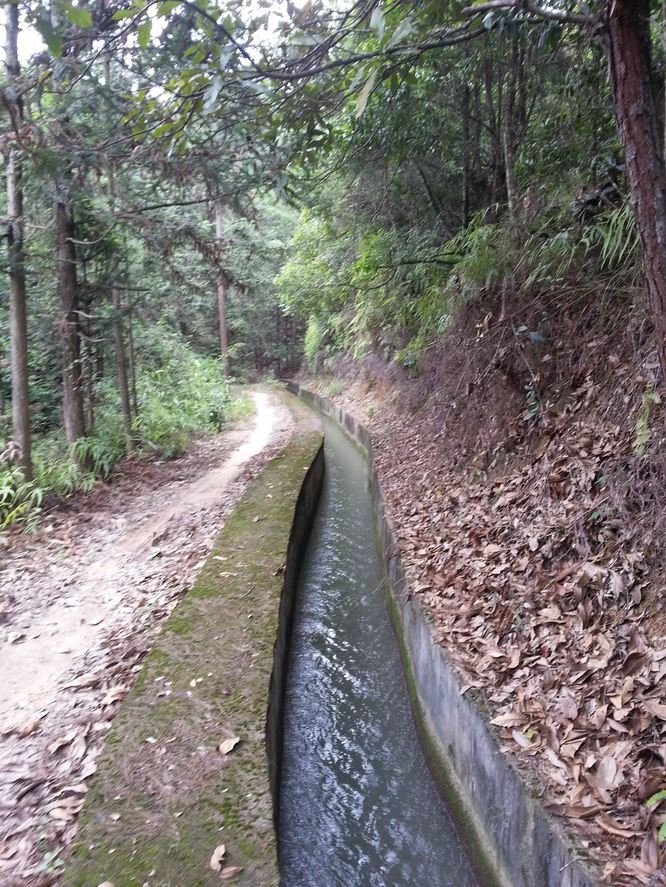 23、溪水沿著渠道去發電