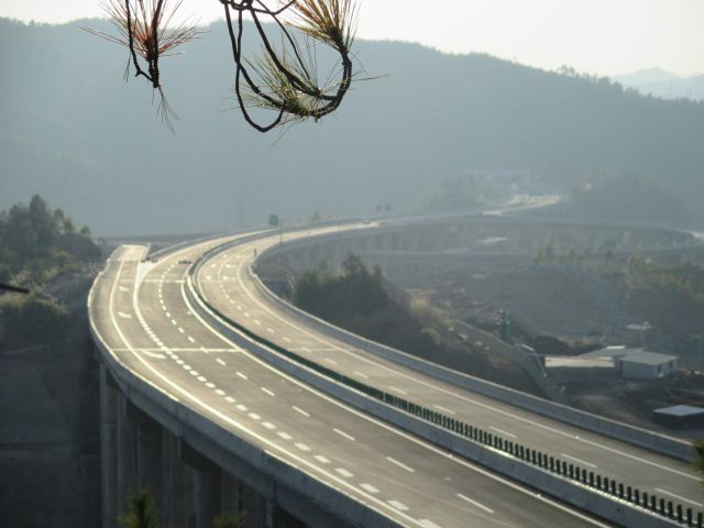梅大高速公路穿越崇山峻岭