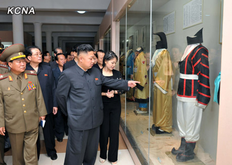 金正恩視察即將竣工的平壤民俗公園