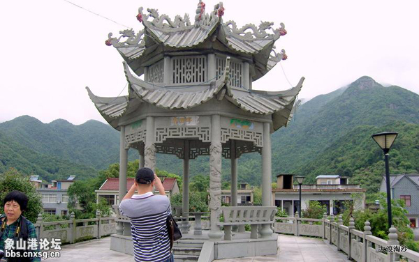 小白岩村(華寧縣青龍鎮紅岩村民委員會下轄村)