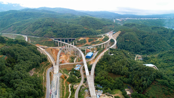 2019年8月建設中的保瀘高速公路老營立交橋