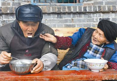 103歲老翁送105歲老伴“蔬菜花卉”傳達愛意