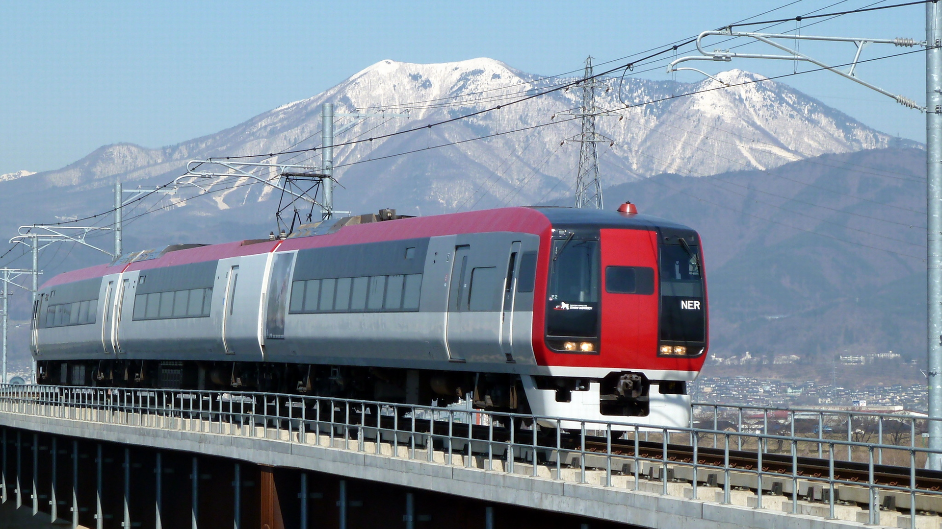 村山橋上行進的特急列車