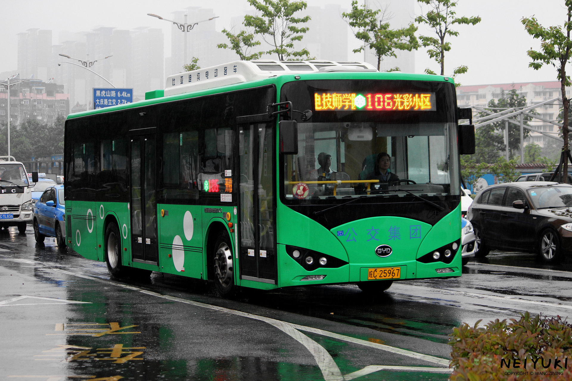 搭載著“綠泡泡”特殊塗裝的106路2587號車