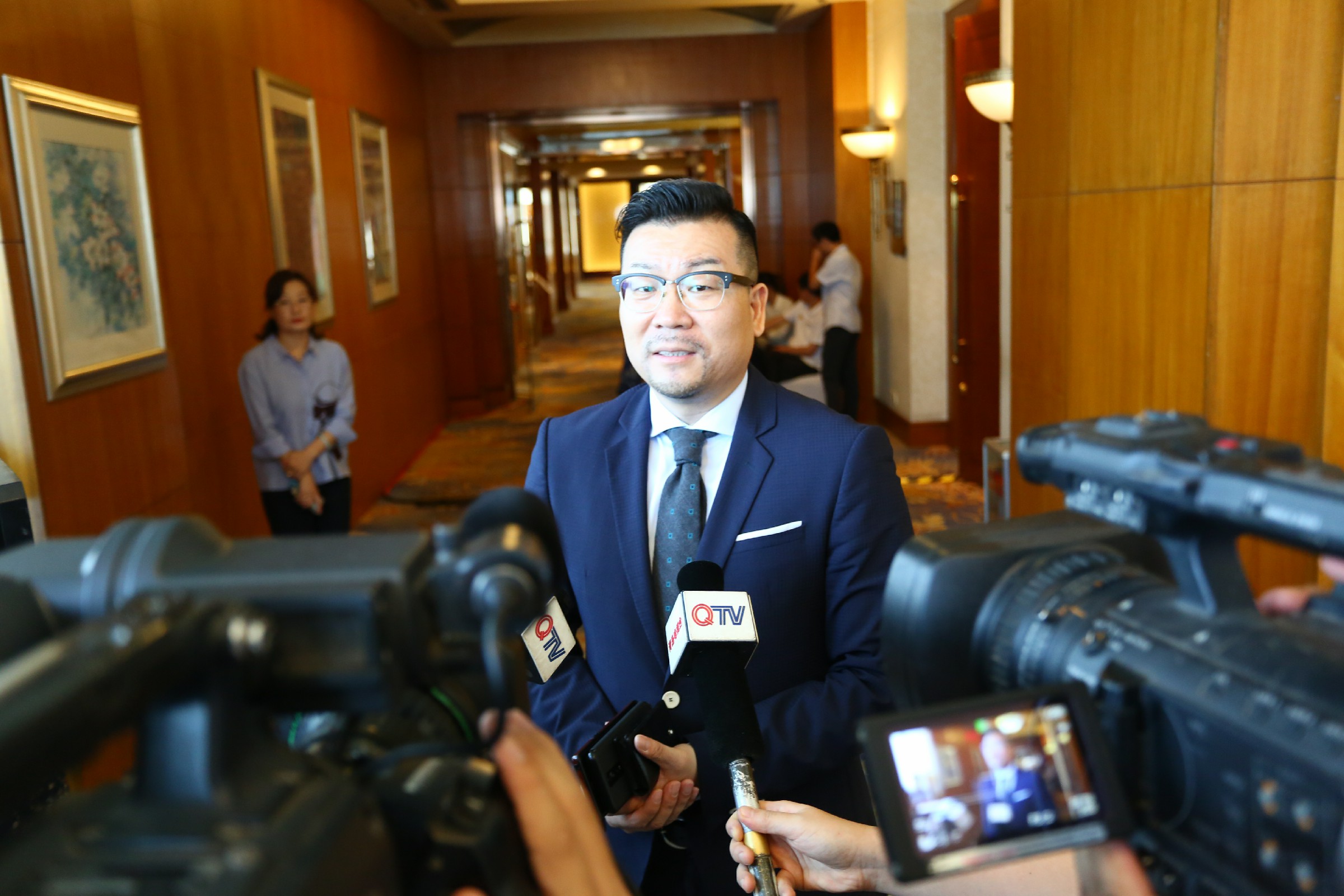 首宏醫療集團董事長兼CEO徐海波接受媒體採訪