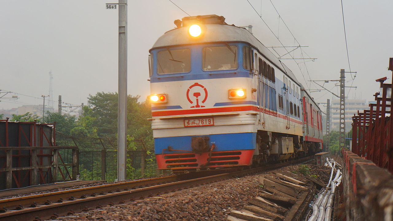 配屬金溫鐵路公司的東風4B型機車在金華