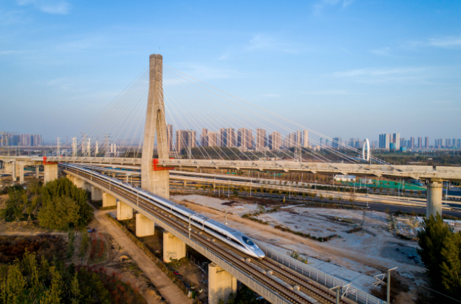 列車行駛在鄭渝高速鐵路上