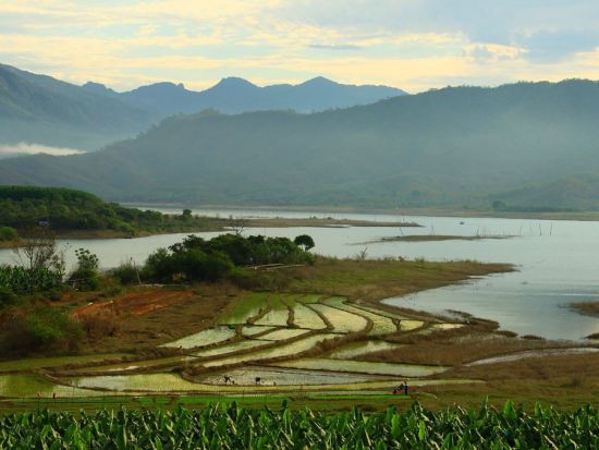 大河流村