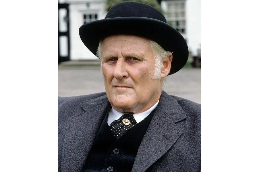 彼得·沃恩(Peter Vaughan)