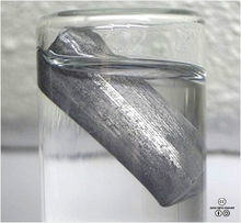 鋰的密度小於水（圖片中液體為石蠟）