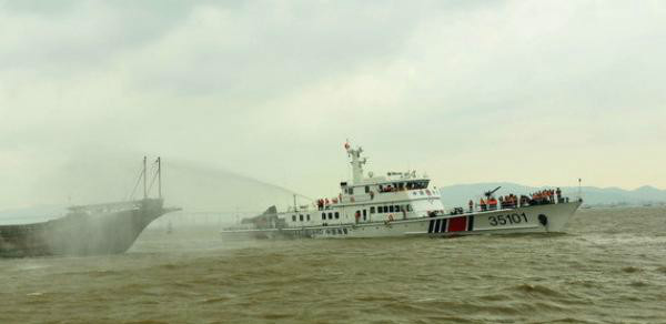 中國3103號海警船炮擊越南漁船