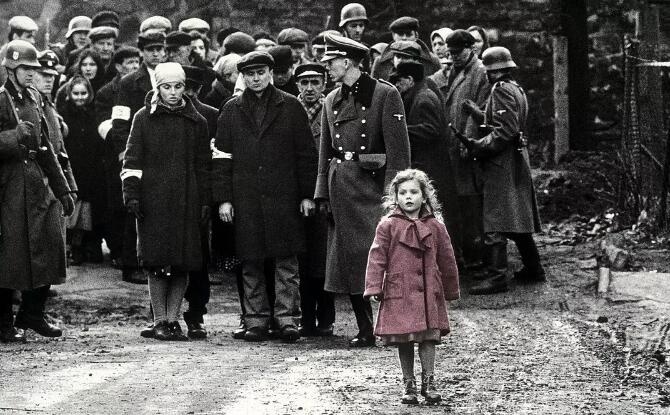 在納粹軍官與猶太人之中的紅衣小女孩