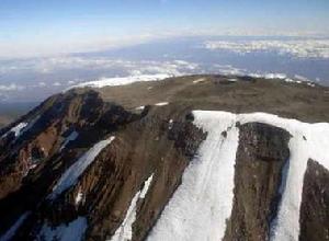 高山積雪消融