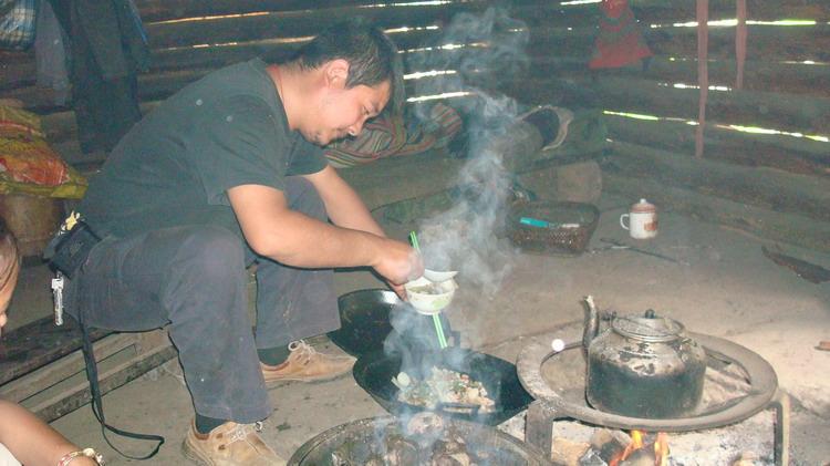 2007年巴坡村村民的生活場景之一