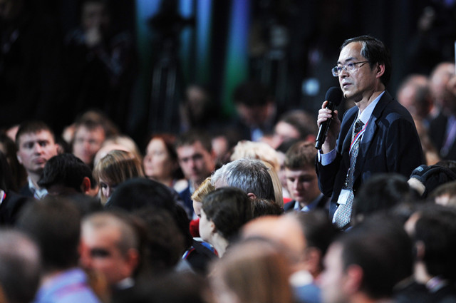 范偉國於2014年普京記者年會上採訪普京