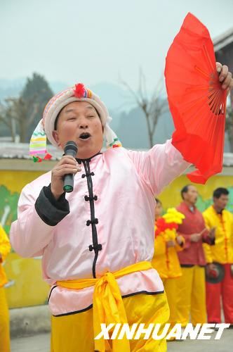 田家溝村民伍遠程在表演“十謝共產黨”。