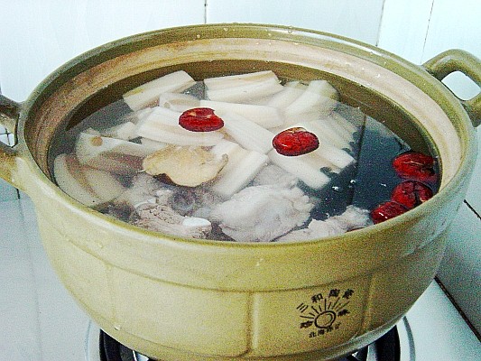 黑豆薏米蓮藕排骨湯