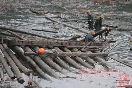 橋斷後工人在拆古橋建築構件