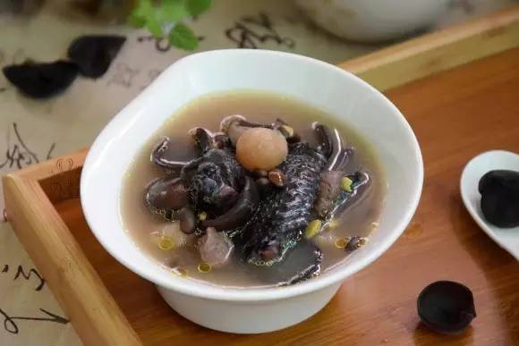 黑豆烏雞湯