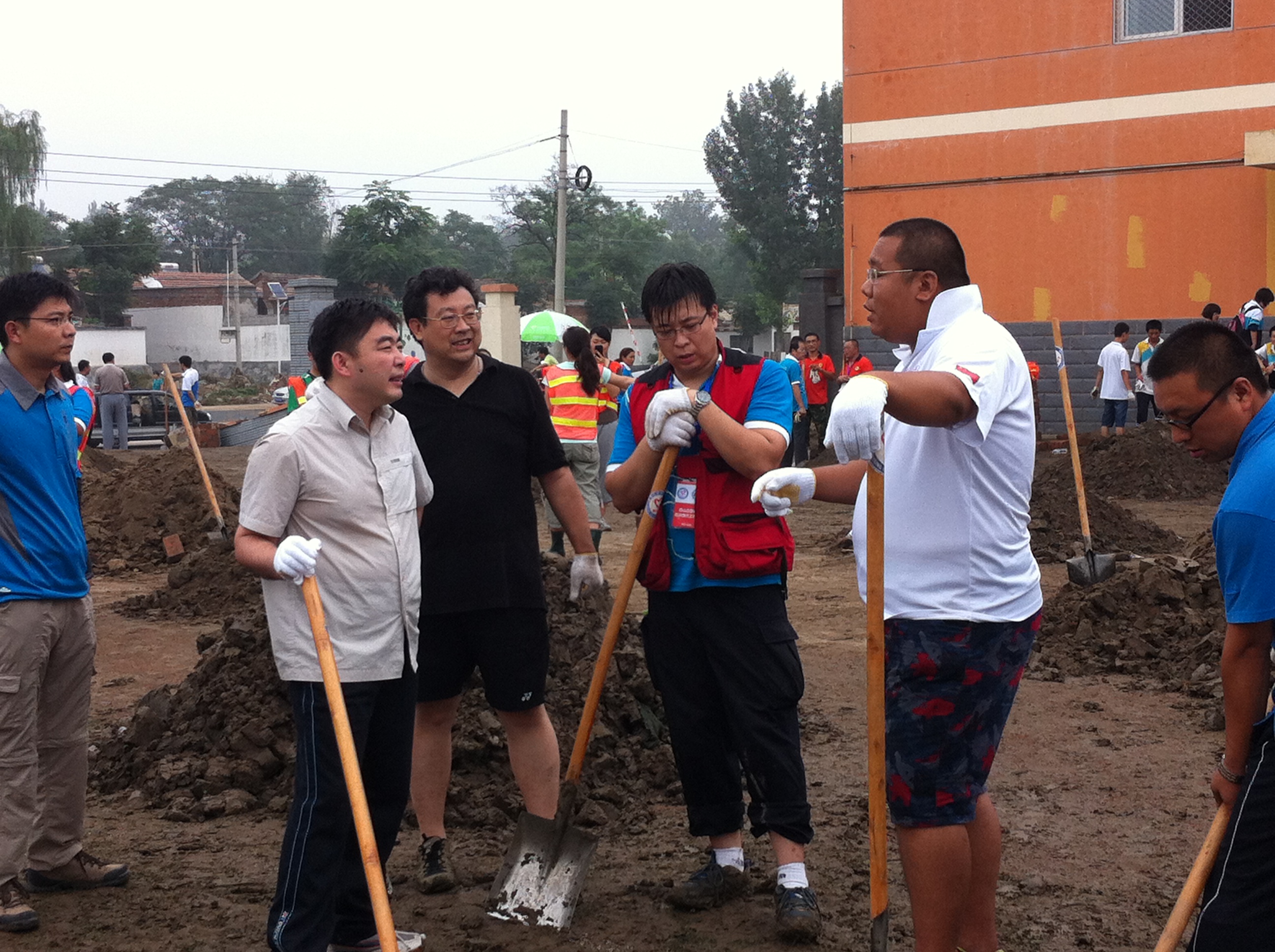 和北京團市委書記在7.21婁子水國小清淤現場