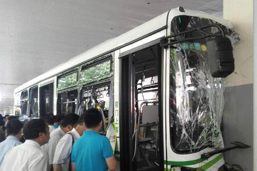 6·10上海公車撞高架立柱事故