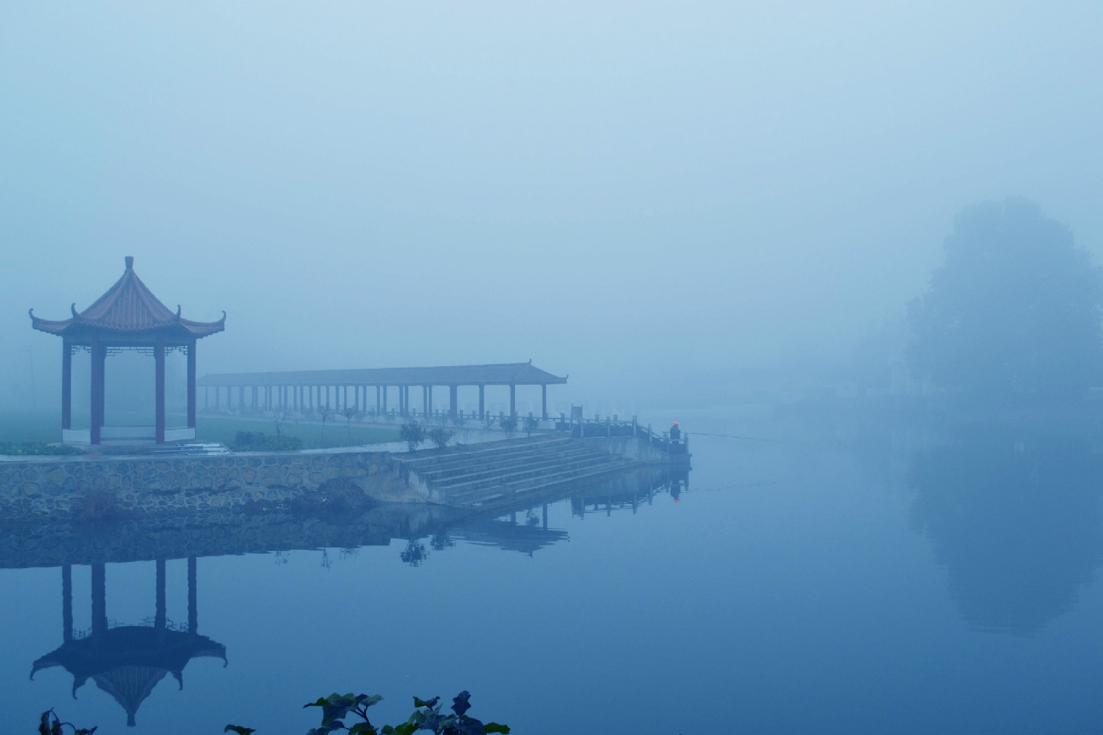 霧繞費村