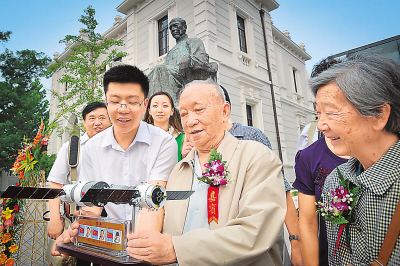 梁思禮（右二）出席梁啓超紀念館開放儀式