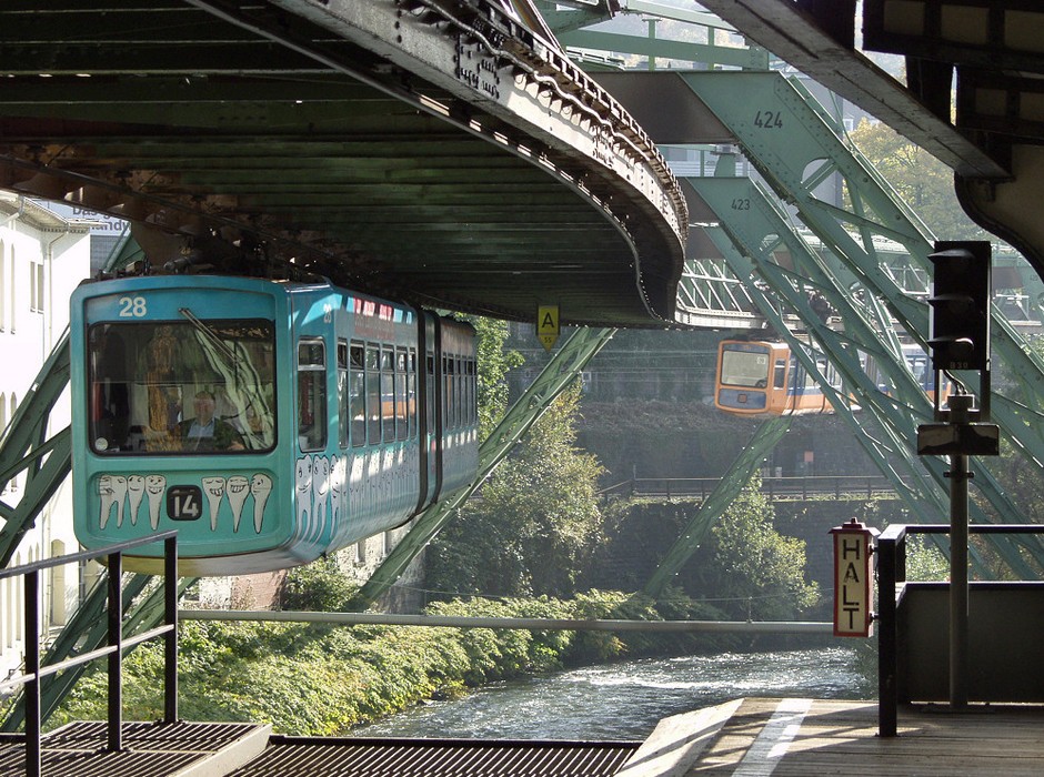 德國西部城市伍珀塔爾的懸掛列車
