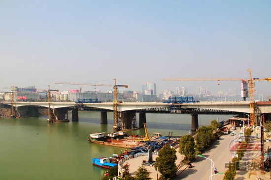 施工中的湘江大橋