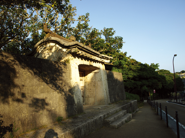 園比屋無武御岳石門