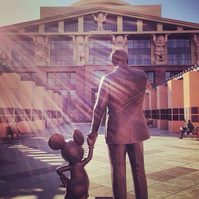 迪士尼總部前華特和米奇的塑像
