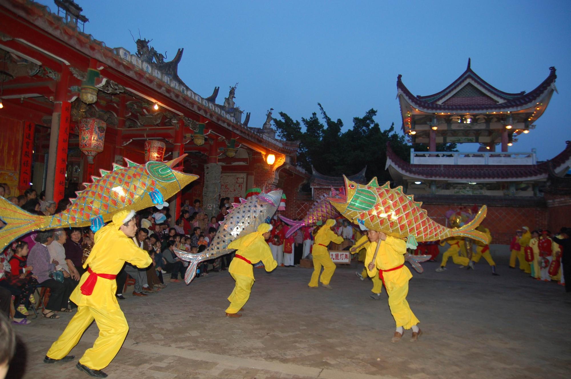 舞龍弄九鯉