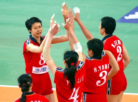 中國女排熱身賽3-1香港男排 趙蕊蕊和隊友慶祝
