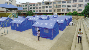 政府搭建的救災帳篷