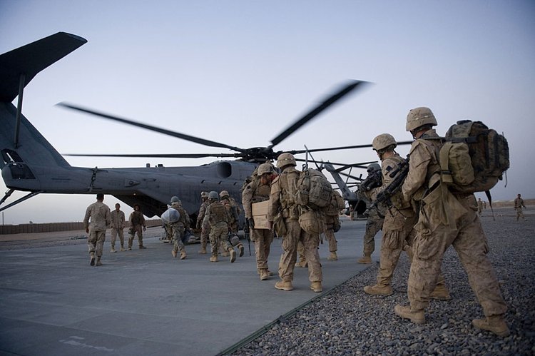 美軍士兵準備登上直升機展開匕首行動