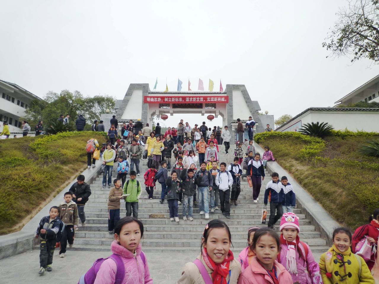 高田鎮民族學校學校大門