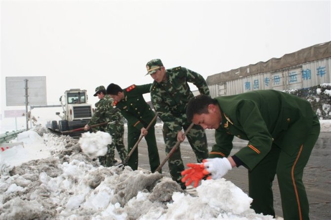 2008年雪災交通樞紐現場的救援武警