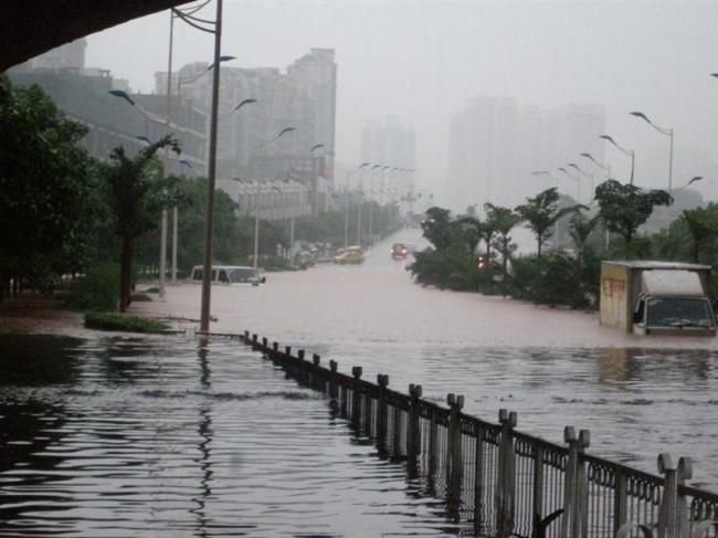 暴雨(torrential rain)