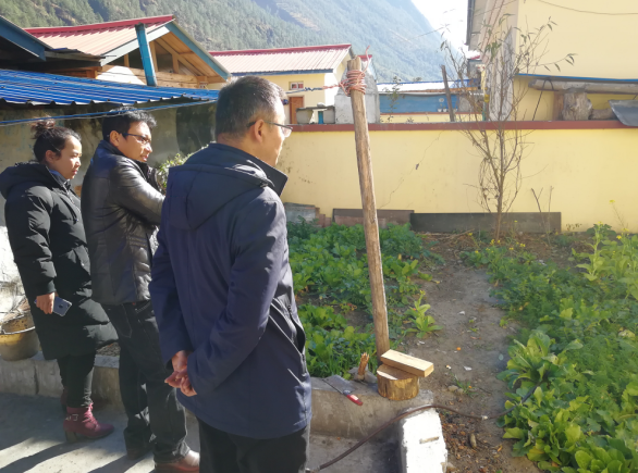 2018年1月9日縣領導查看布巴村貧困戶的菜園