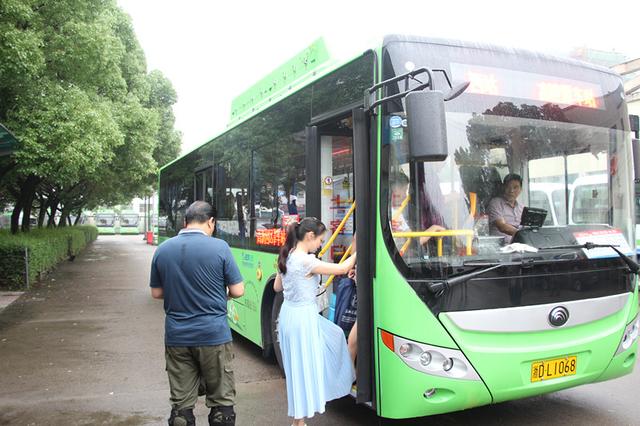 市民乘坐新昌高新園區（梅澄區塊）公交專線首趟班車