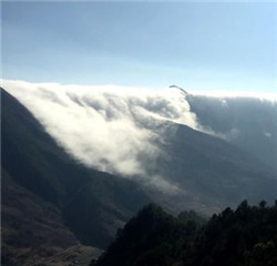 牛背山雲瀑