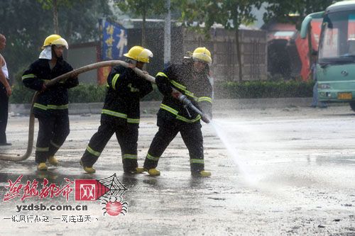 消防人員在沖洗地面的化學物品