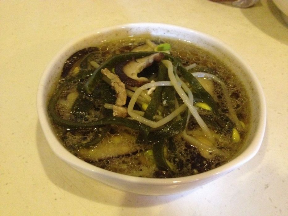 豆芽海帶香菇肉絲湯