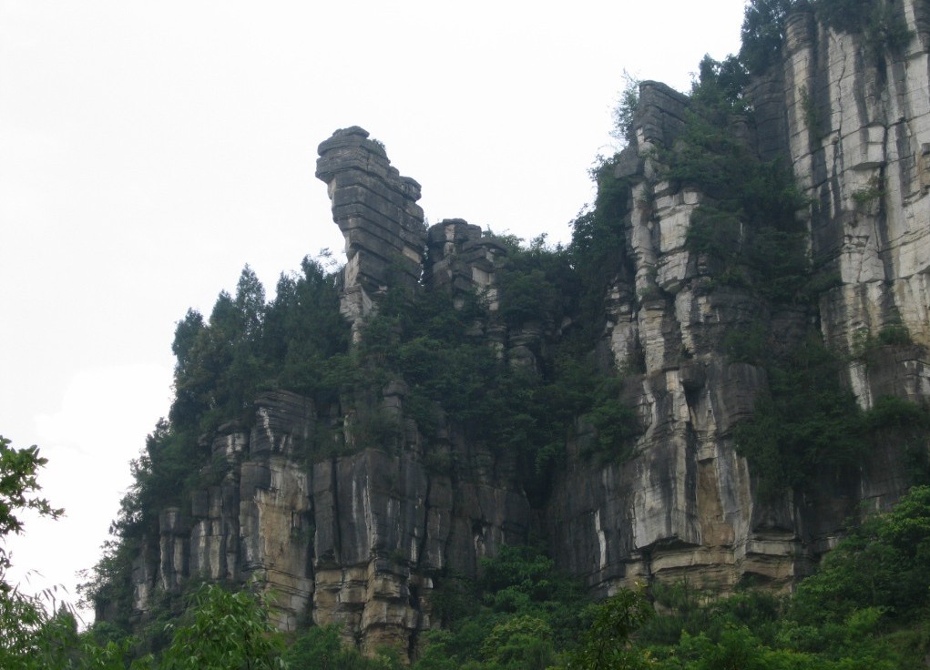 氣勢壯觀的層岩