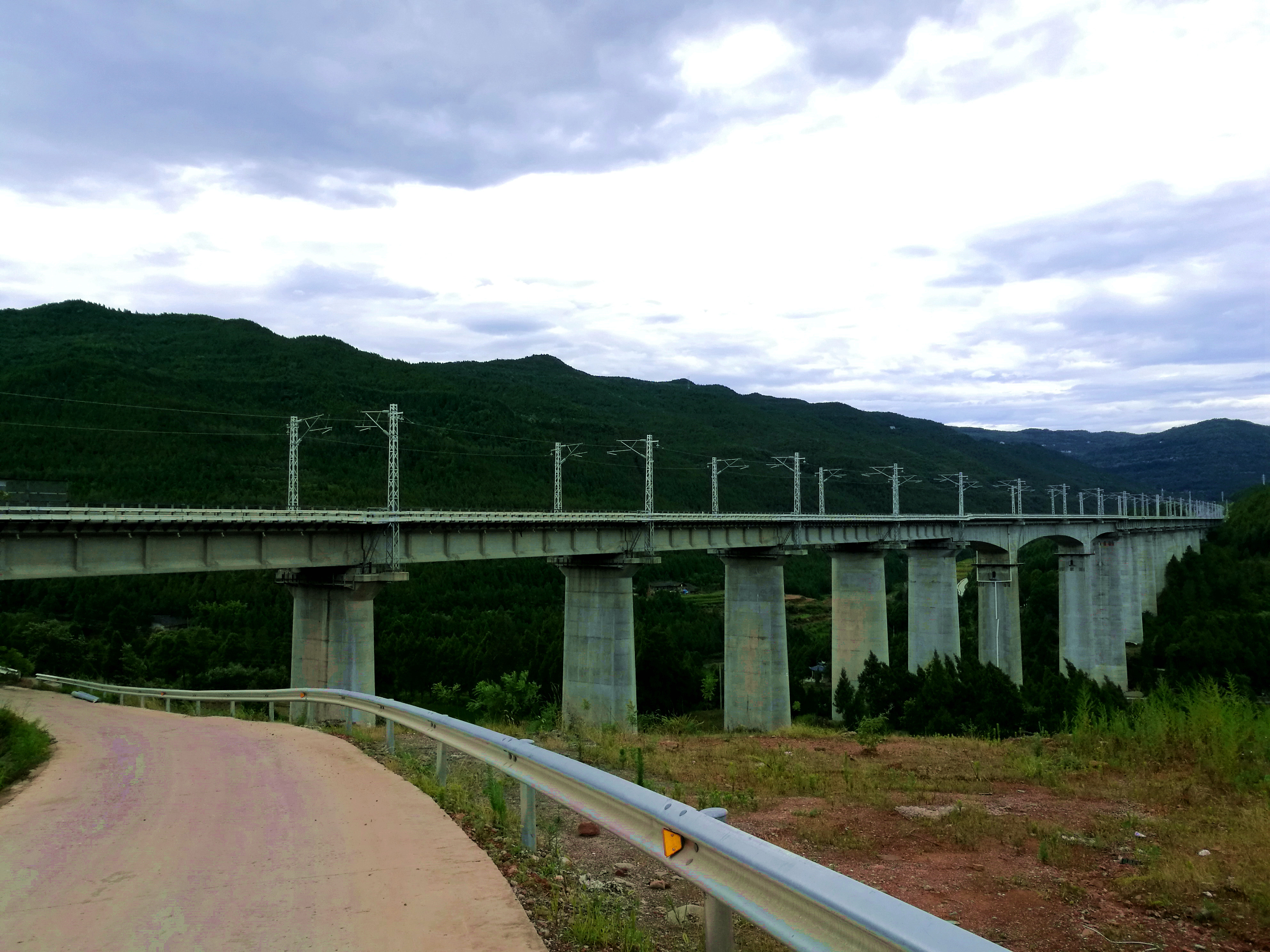 鴛溪鎮境內的鐵路線路