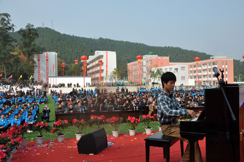 學生在表演鋼琴獨奏