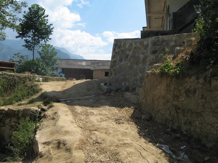 雲南省福貢縣上帕鎮施底村進村道路