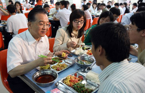 考察中國政法大學並與大學生共同就餐