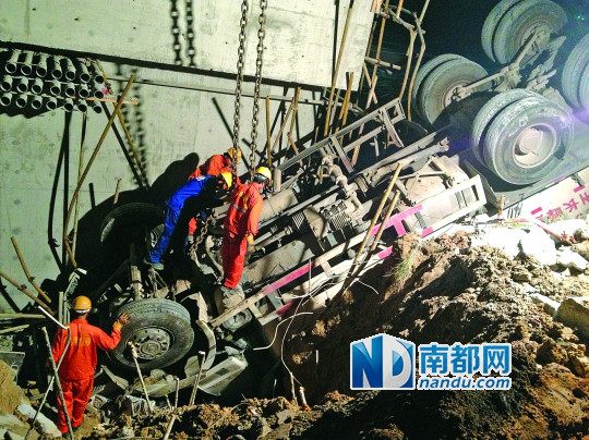 10·16虎門地陷砂漿車墜坑事故